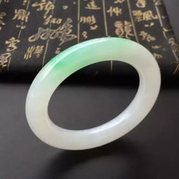 你聽(tīng)誰(shuí)說(shuō)的翡翠白底青200塊錢(qián) 吃虧的時(shí)候才知道